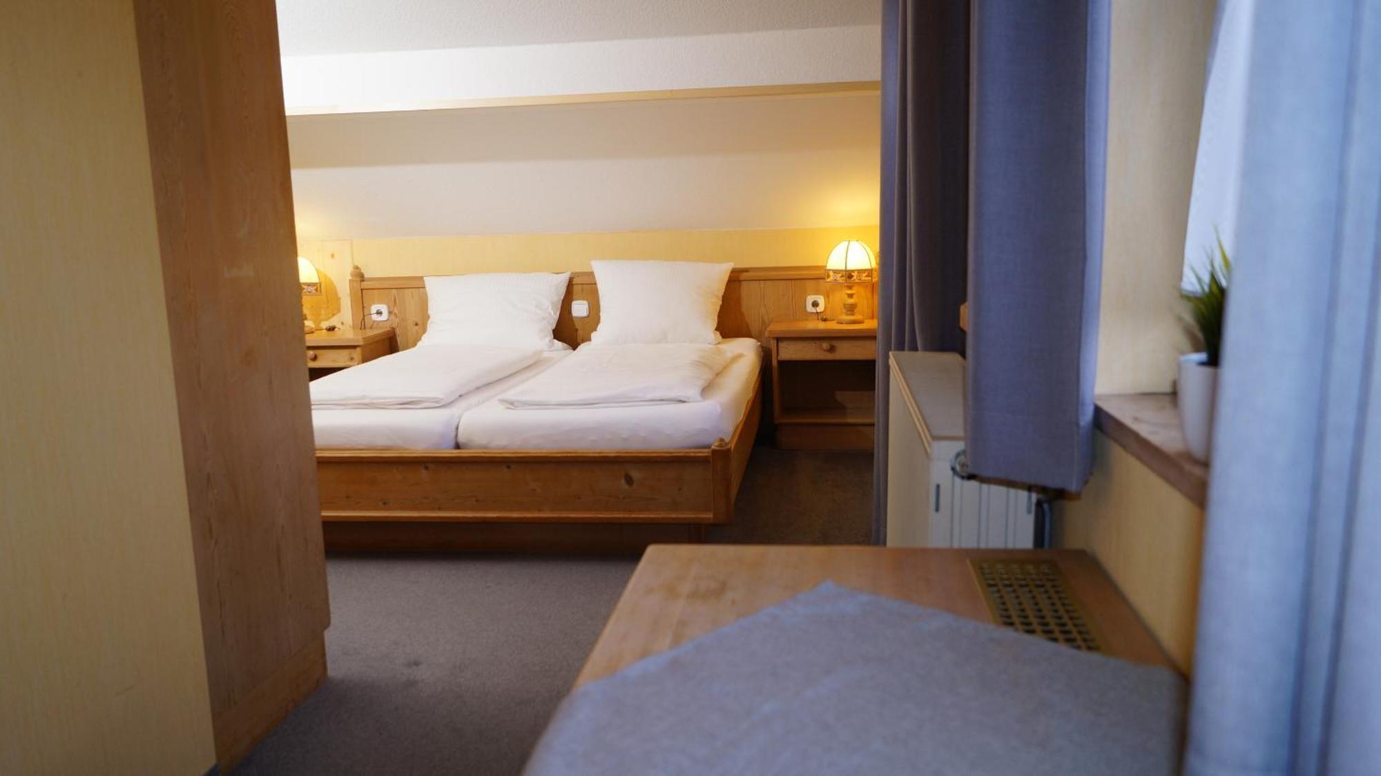 Landgasthof Falken Huttlingen Room photo