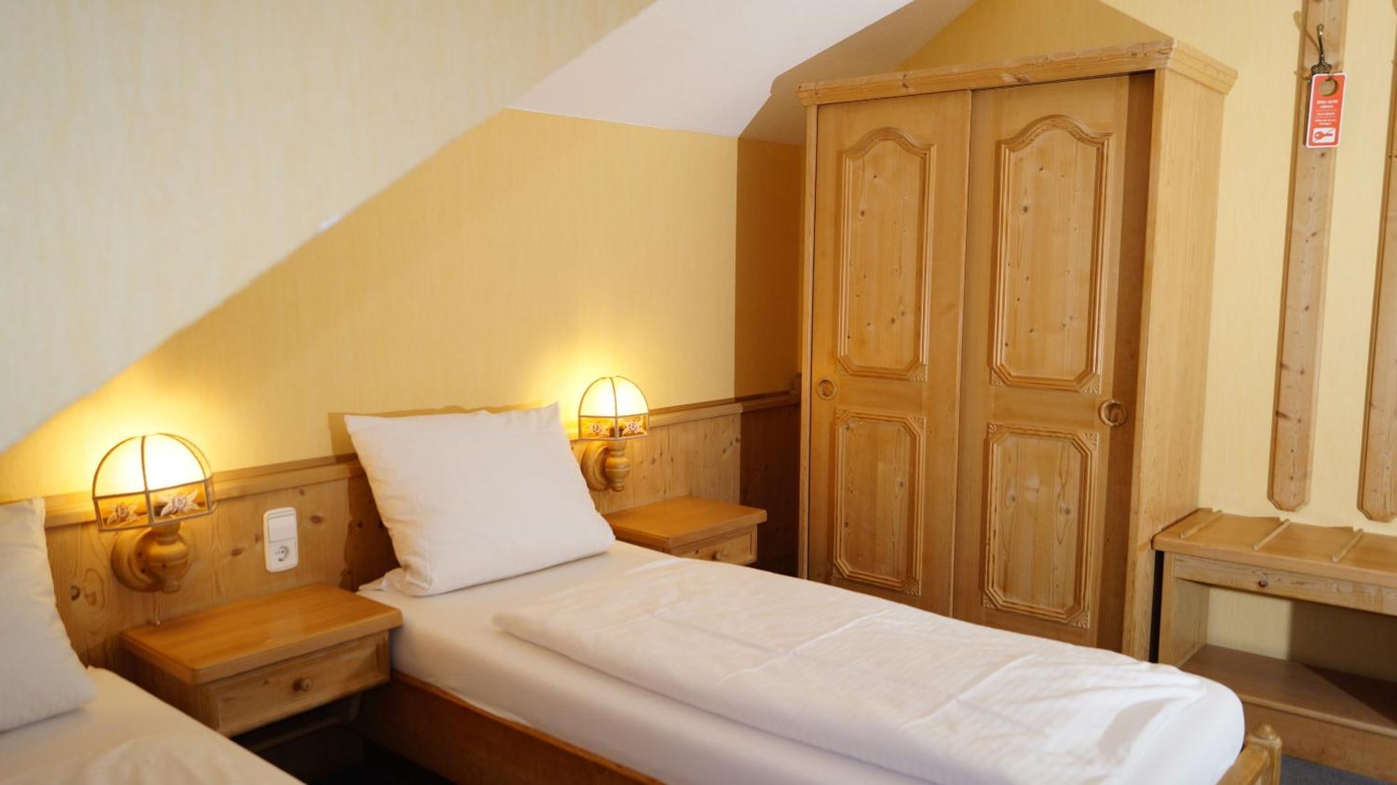 Landgasthof Falken Huttlingen Room photo