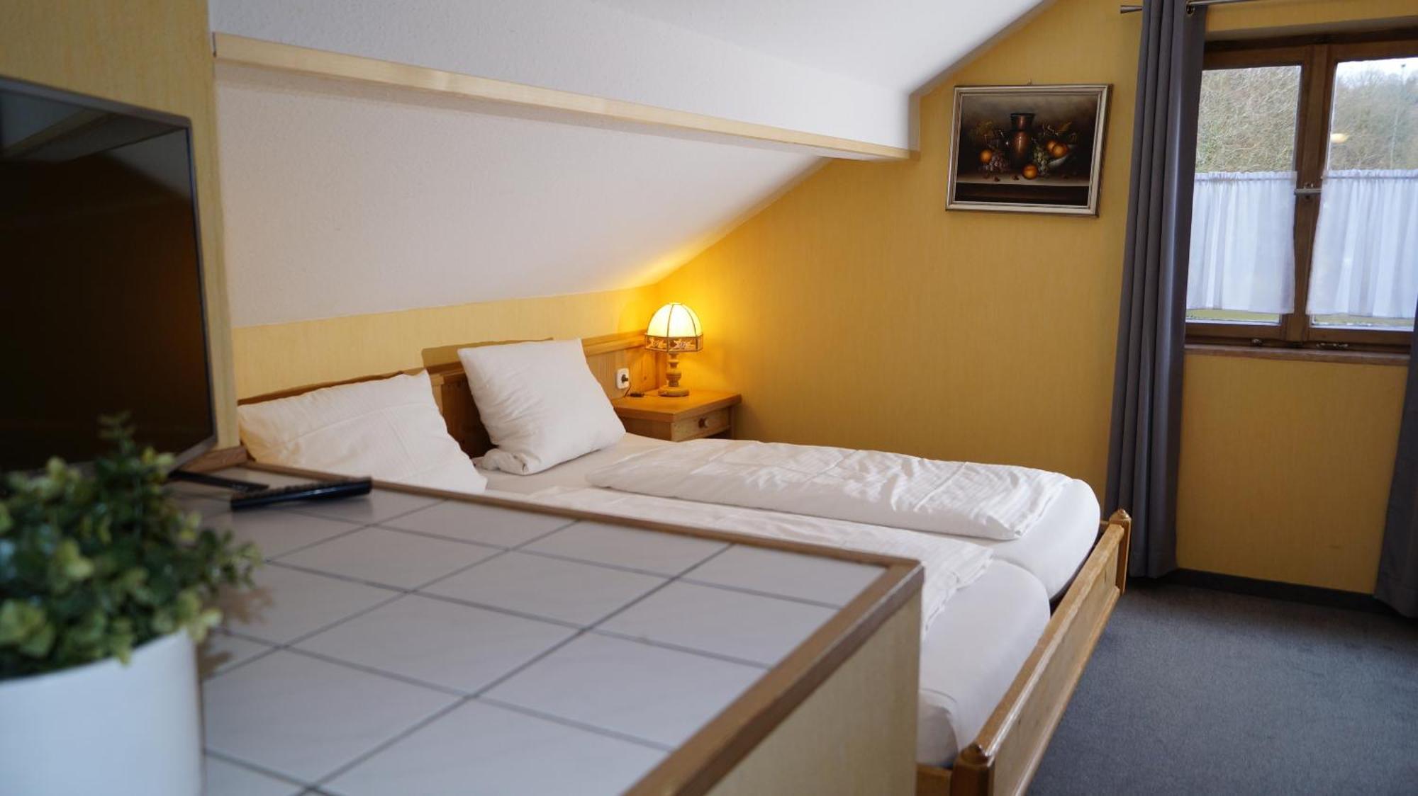 Landgasthof Falken Huttlingen Room photo