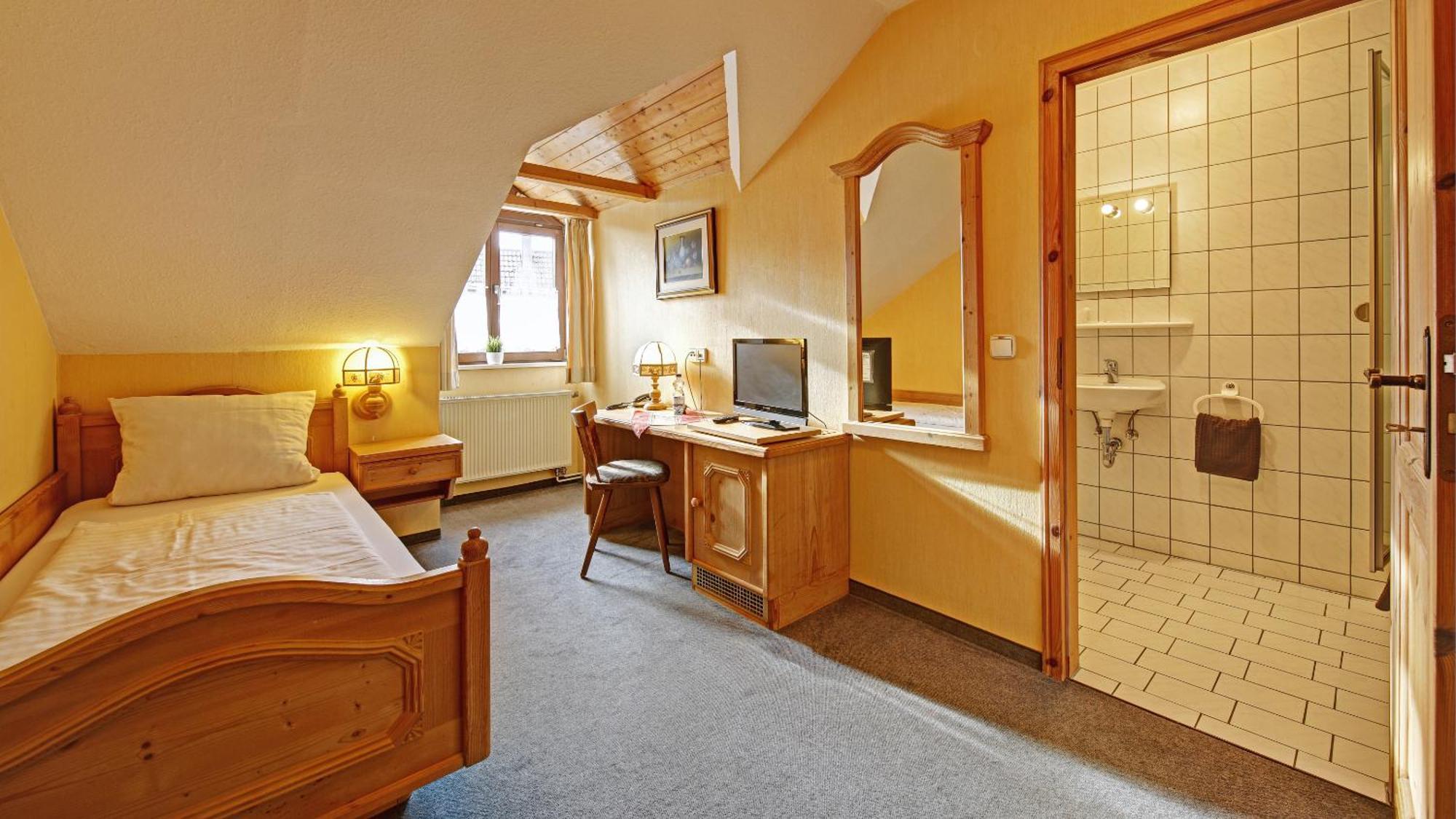 Landgasthof Falken Huttlingen Room photo