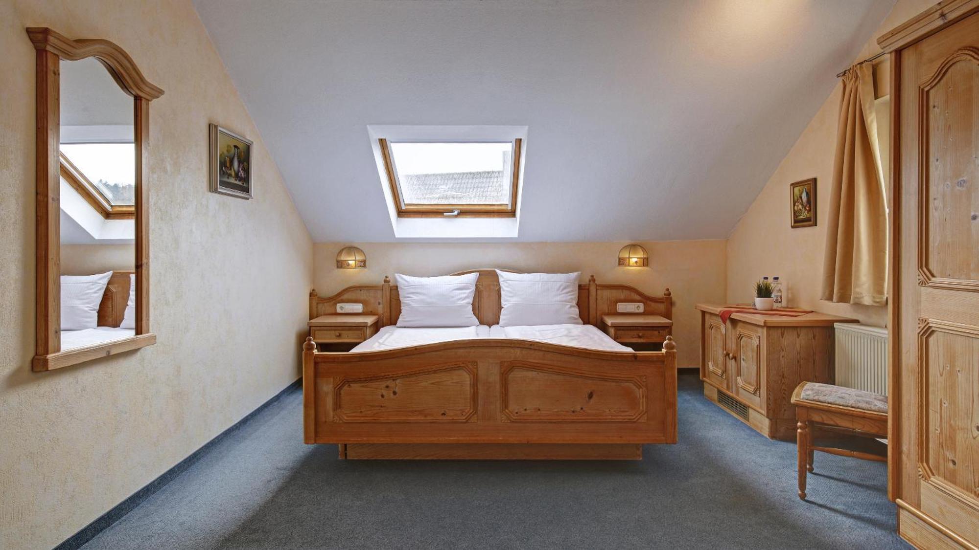 Landgasthof Falken Huttlingen Room photo