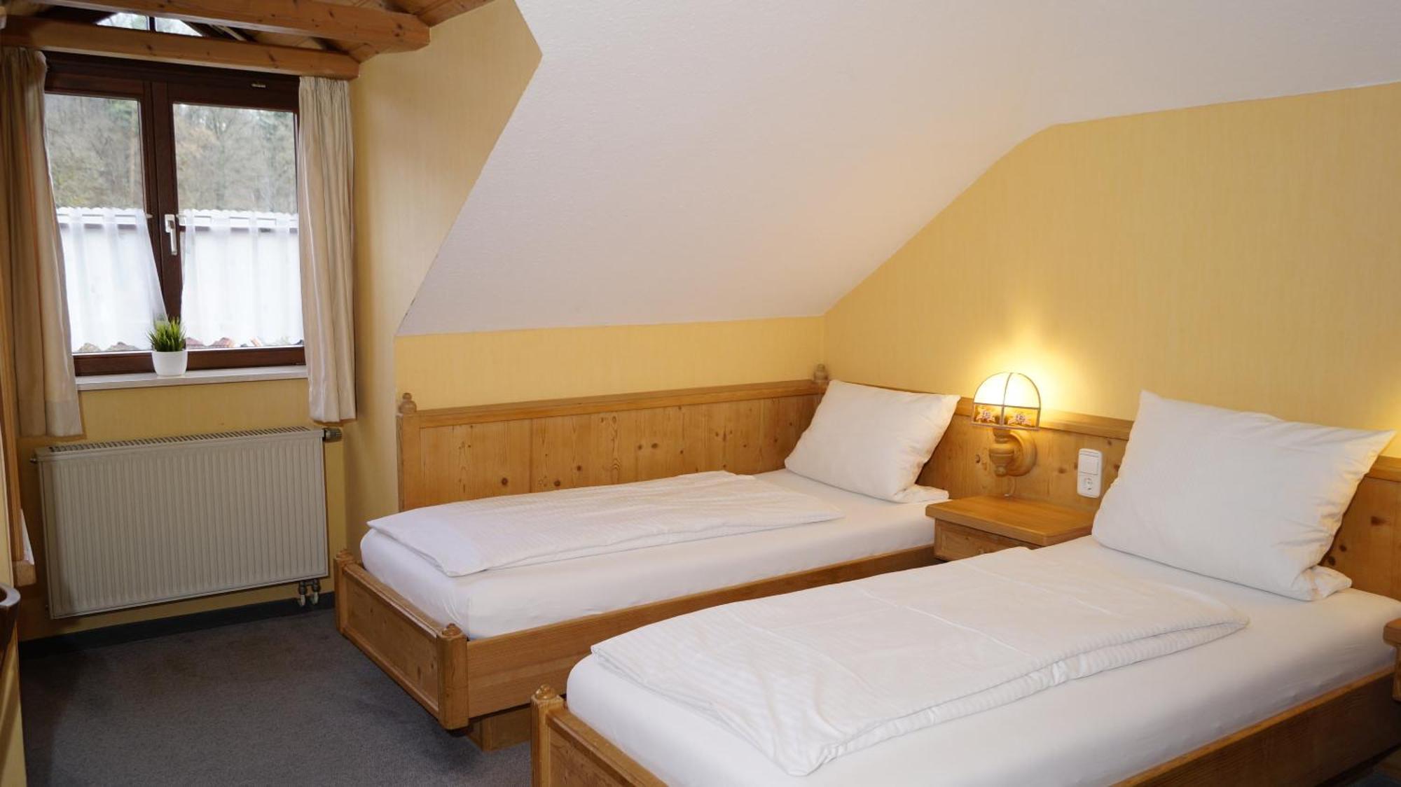 Landgasthof Falken Huttlingen Room photo
